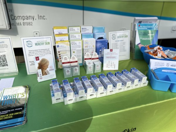 SCF-Schulungsmaterialien und Produktmuster mit freundlicher Genehmigung von Elta MD und ScarAway.