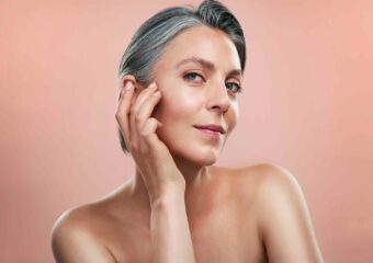 Mulher olhando para a câmera