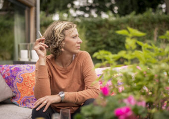 mujer sosteniendo un cigarrillo