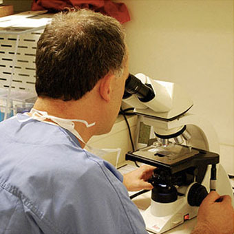 6. Juli Mohs-Chirurg untersucht Tumor