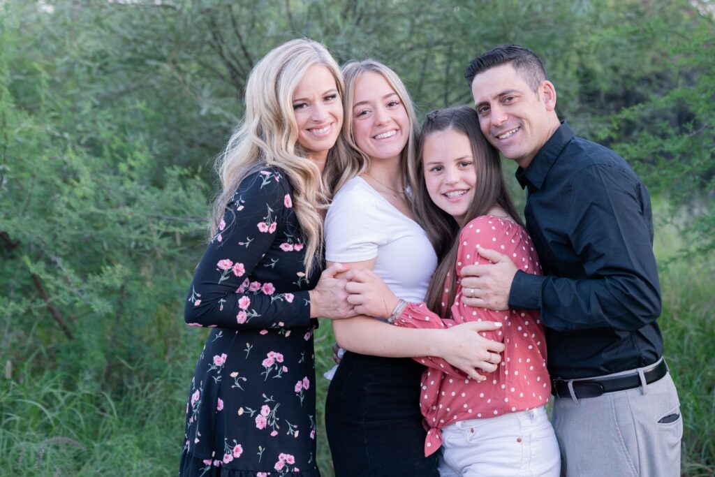 Katie con su familia en 2019, después de que le declararan libre de cáncer desde hacía cinco años.