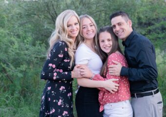 Katie con su familia en 2019, después de que le declararan libre de cáncer desde hacía cinco años.