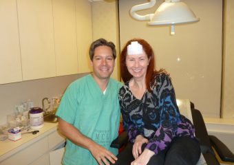 cirujano de mohs con paciente