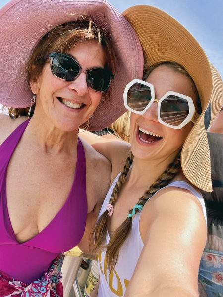 Imagen de dos mujeres sonriendo y con sombreros. Victori Kopec y Julia-Batman The Skin Cancer Foundation