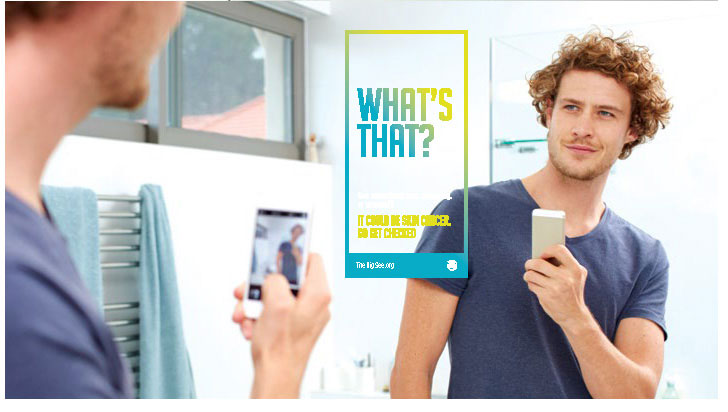 joven mirando el espejo sosteniendo un celular